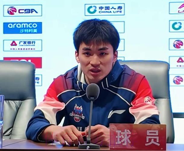 胜同曦发布会！邱彪仍在不满防守，直指高诗岩带伤+于德豪回暖！