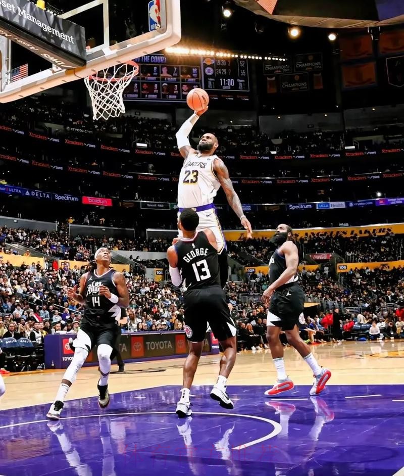 詹姆斯反击秀背传 克内克特上篮得手